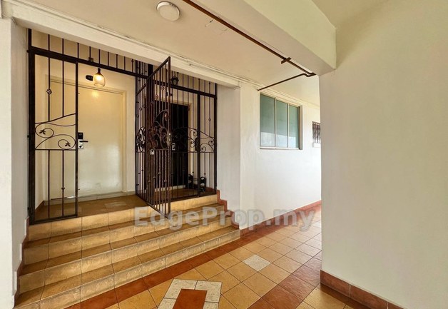 WELL MAINTAINED- EAST LAKE RESIDENCE CONDOMINIUM , Selangor, Seri Kembangan