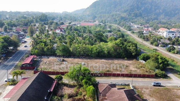 (Tepi Jalan, Tanah Rata, Geran Individu) Tanah Kediaman, Jalan Lapangan Terbang, Sura, Dungun, Terengganu, Dungun