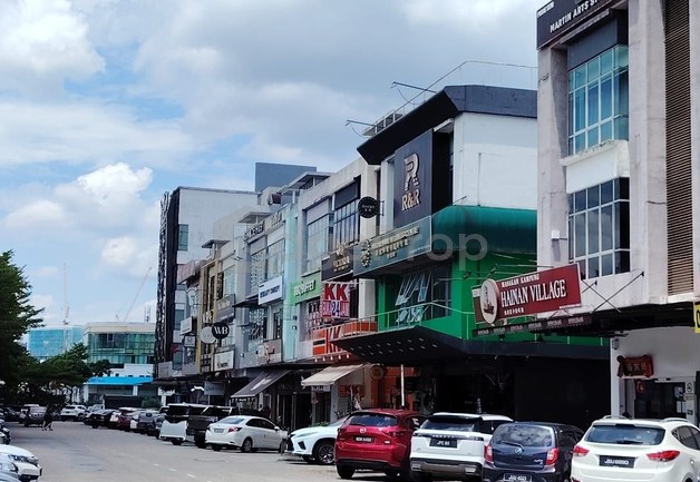 TAMAN MOUNT AUSTIN