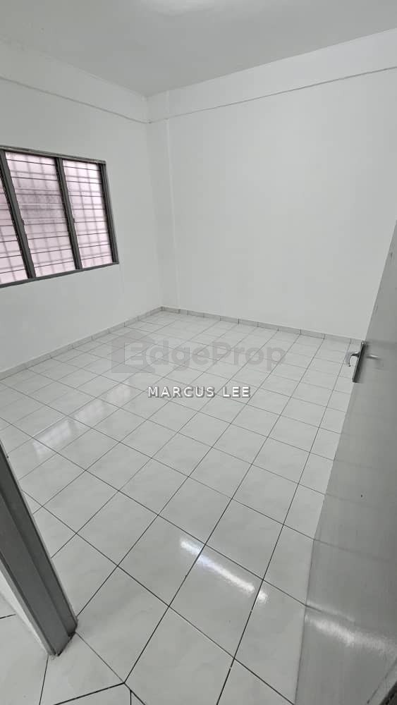 Pandan Indah Merpati Court for rental, Near LRT Cahaya, Ground floor, 3 rooms 1 bath, Selangor, Ampang