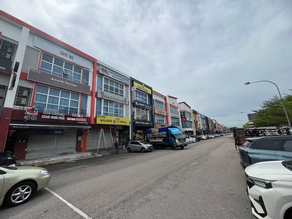 TAMAN MOUNT AUSTIN