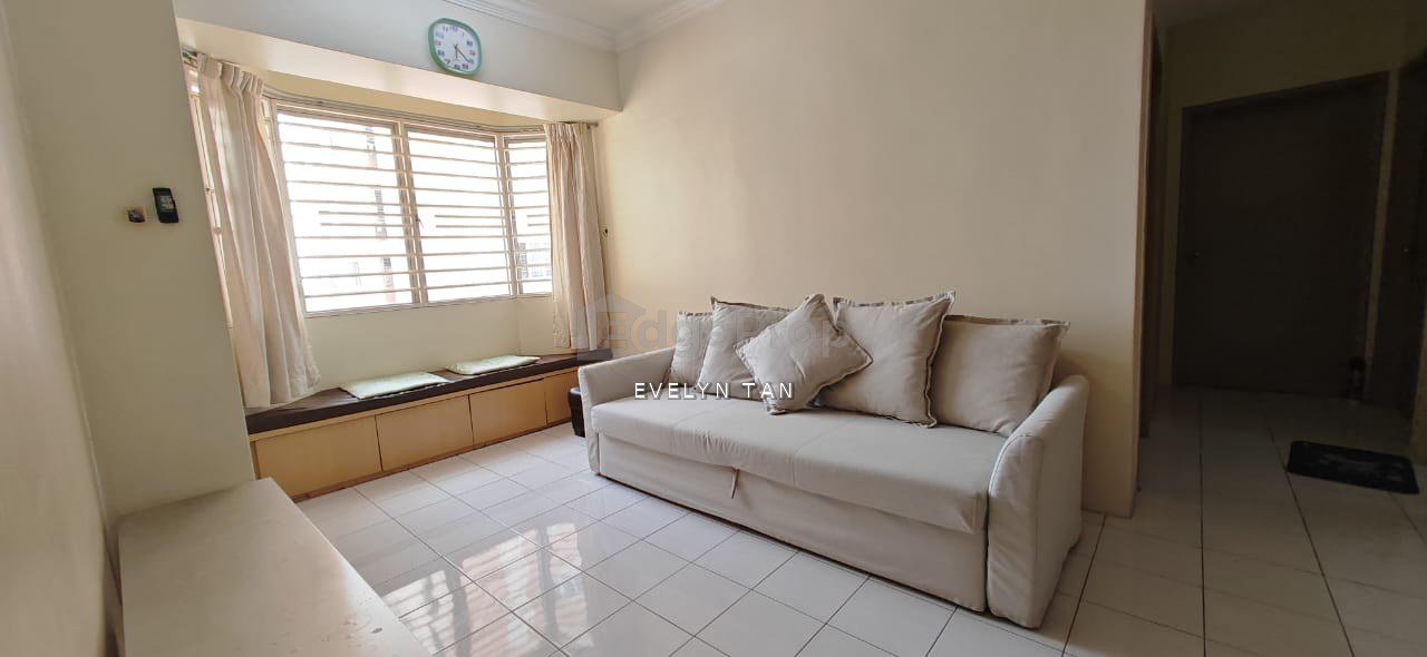 3 mins walk to lrt station below shopping mall, Selangor, USJ