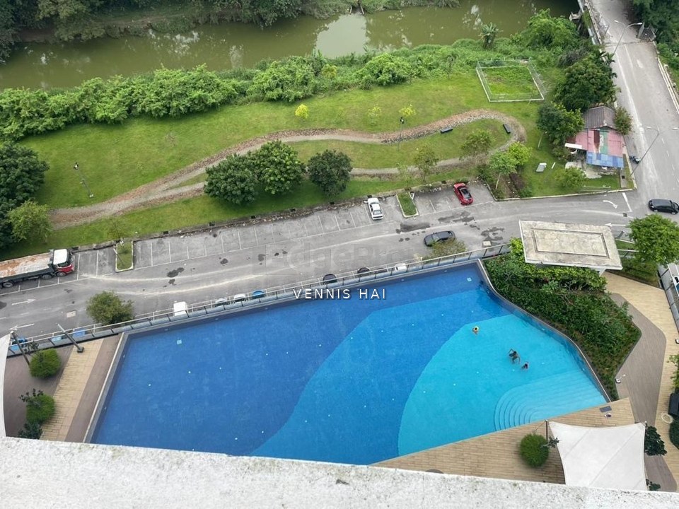 Puchong Koi Suite for rent come with kitchen cabinet, aircon and carpark  and water heater  downstair is super seven market, Selangor, Puchong
