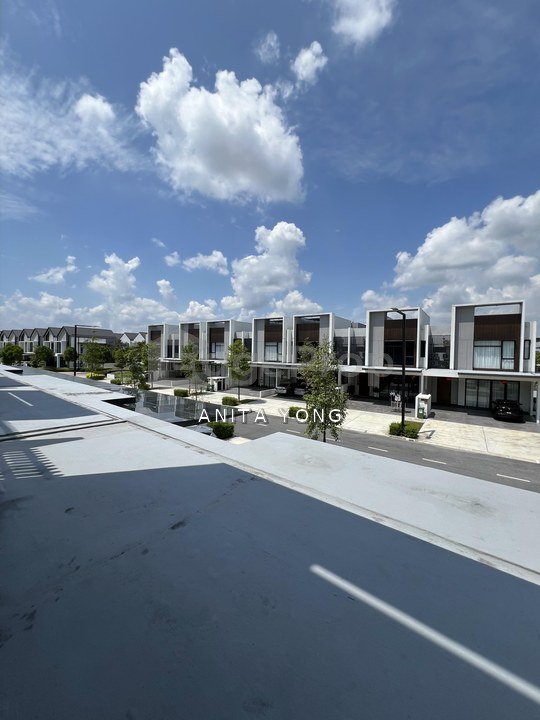 Luxura Residence @ twentyfive.7
