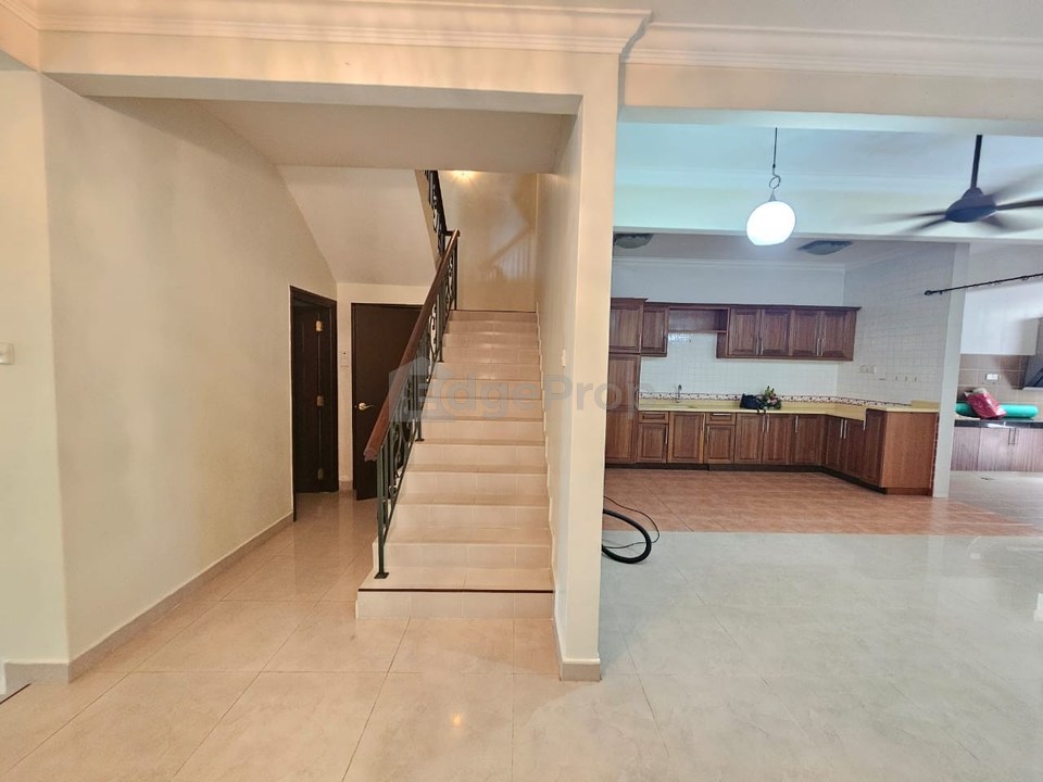 Limited, cheap 2.5 storey semi d , Selangor, Batu 9th Cheras