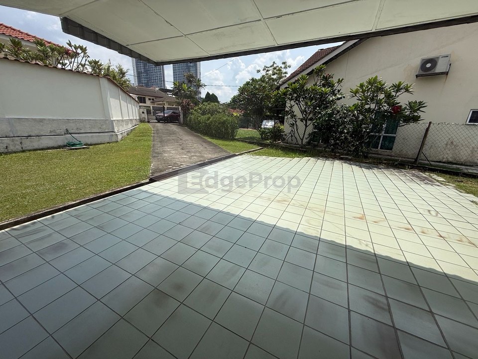 Remotely located is a bglow with lots of potential, Selangor, Petaling Jaya