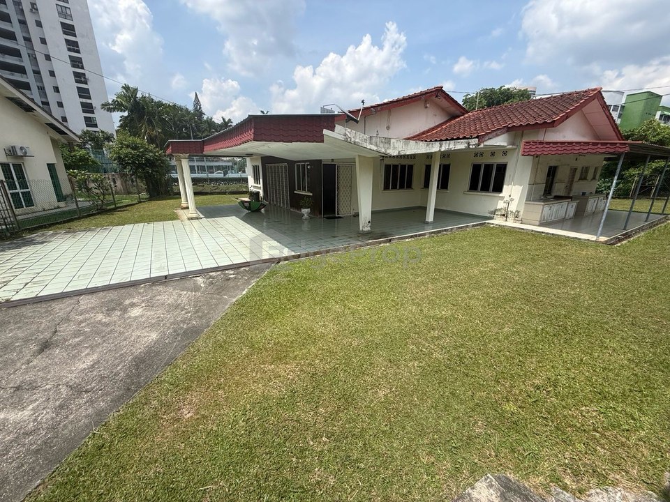 Remotely located is a bglow with lots of potential, Selangor, Petaling Jaya
