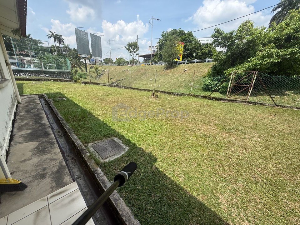 Remotely located is a bglow with lots of potential, Selangor, Petaling Jaya