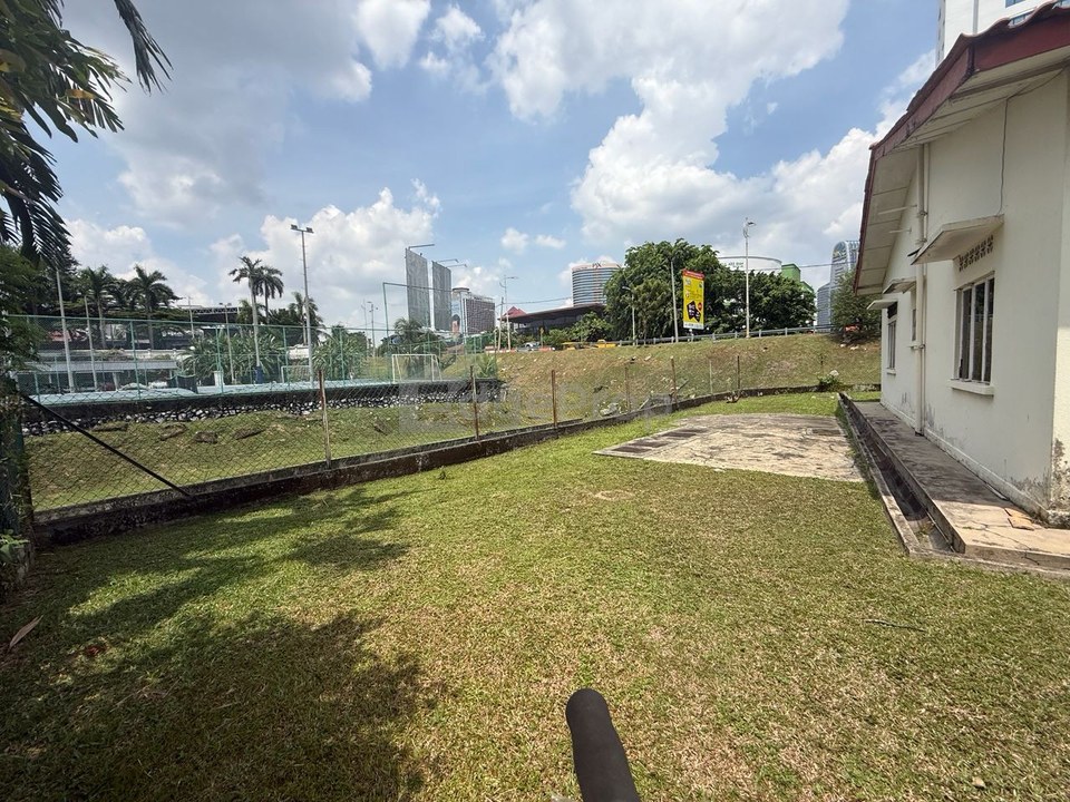 Remotely located is a bglow with lots of potential, Selangor, Petaling Jaya