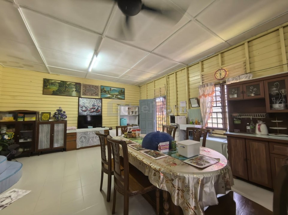 RUMAH BANGLO KAYU  DI KETAPANG TENGAH PEKAN CANTIK TERJAGA & TANAH LUAS, Pahang, Pekan