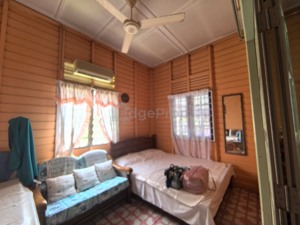 RUMAH BANGLO KAYU  DI KETAPANG TENGAH PEKAN CANTIK TERJAGA & TANAH LUAS, Pahang, Pekan