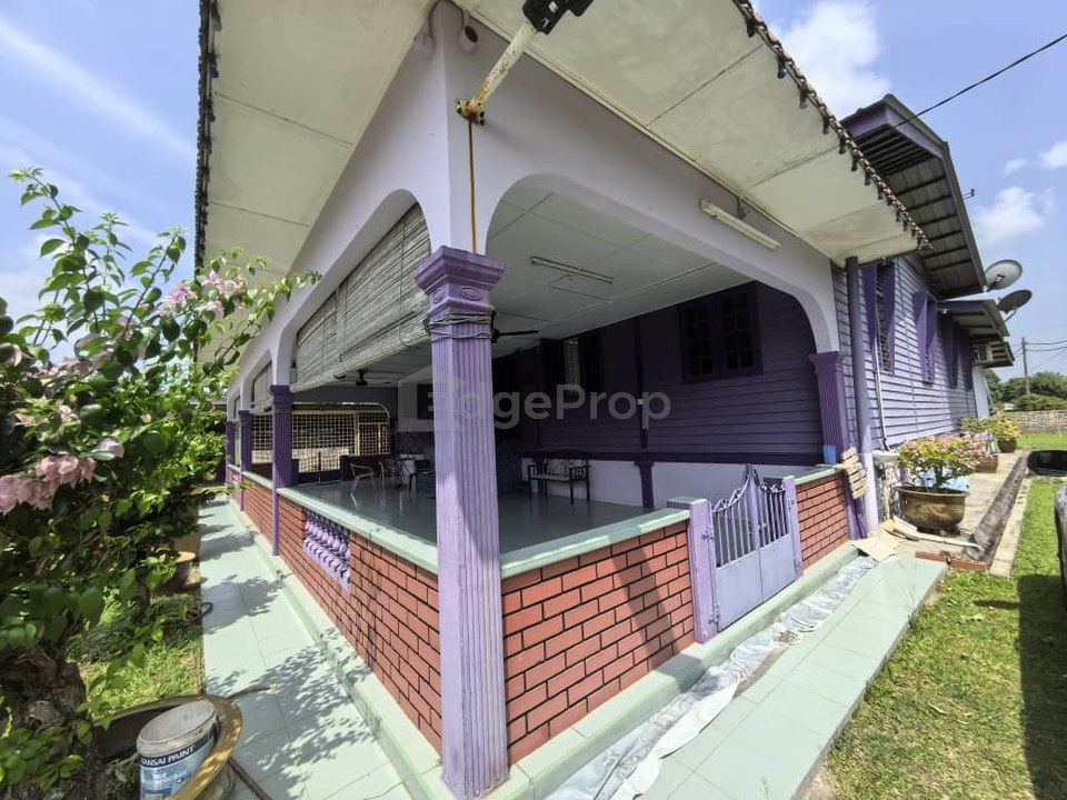 RUMAH BANGLO KAYU  DI KETAPANG TENGAH PEKAN CANTIK TERJAGA & TANAH LUAS, Pahang, Pekan