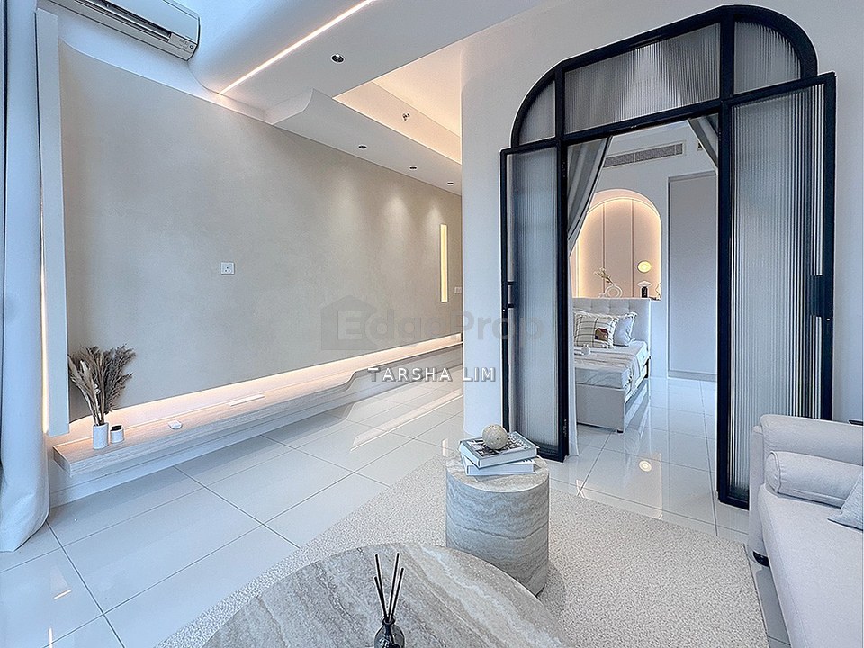 Brand new modern tasteful id design with clever add on 1 extra room good for rental, Kuala Lumpur, KLCC