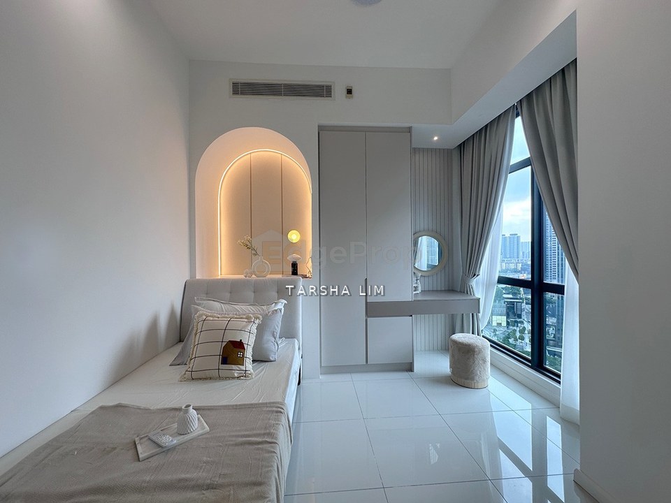 Brand new modern tasteful id design with clever add on 1 extra room good for rental, Kuala Lumpur, KLCC
