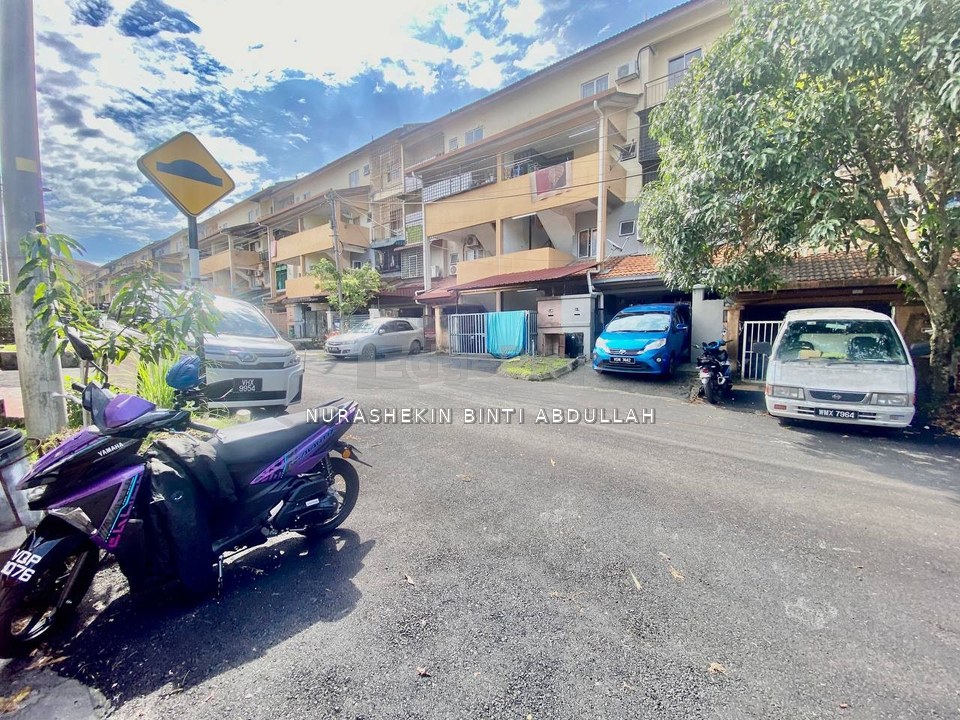 Freehold Double Storey Terrace Taman Sinaran Cheras Balakong, Selangor, Balakong