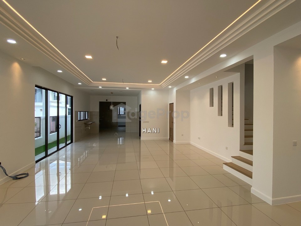 2 Storey End Lot Newly Renovated Super Link @ Semanea Hills Denai Alam - With Extra Land, Selangor, Denai Alam