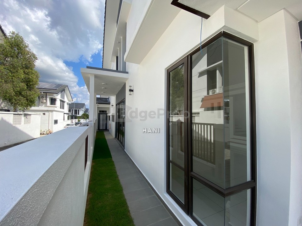 2 Storey End Lot Newly Renovated Super Link @ Semanea Hills Denai Alam - With Extra Land, Selangor, Denai Alam