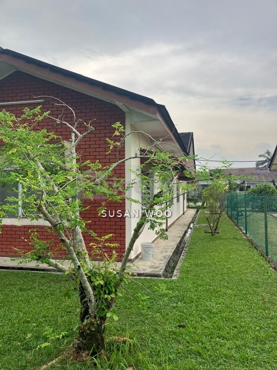Jalan Emas Putih 