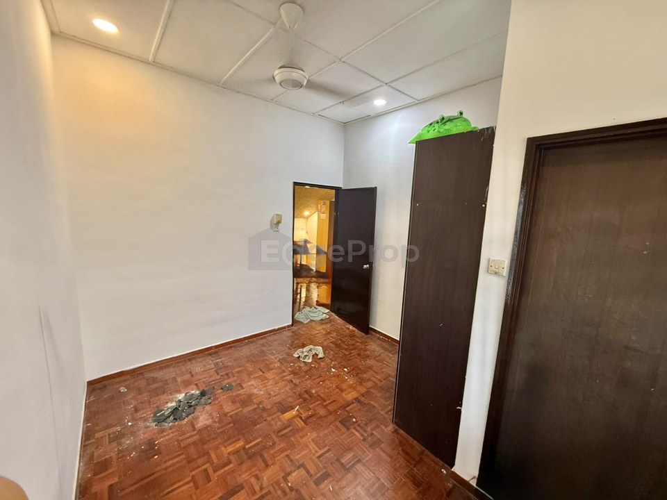 For Rent  1.5 Storey Terrace House @Taman Perling, Johor, Segamat