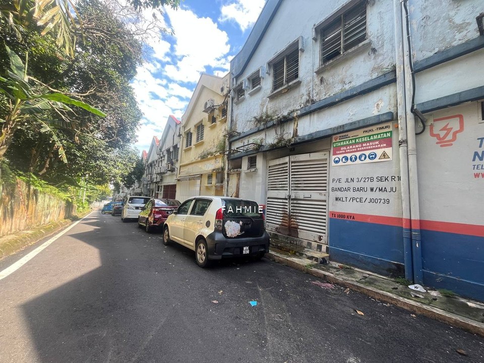 Facing main road. Surrounded by condominiums. Non bumi lot. Seksyen 10. Wangsa Maju. , Kuala Lumpur, Wangsa Maju