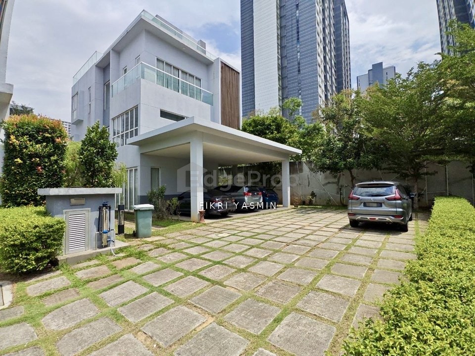 Lakefront Villa