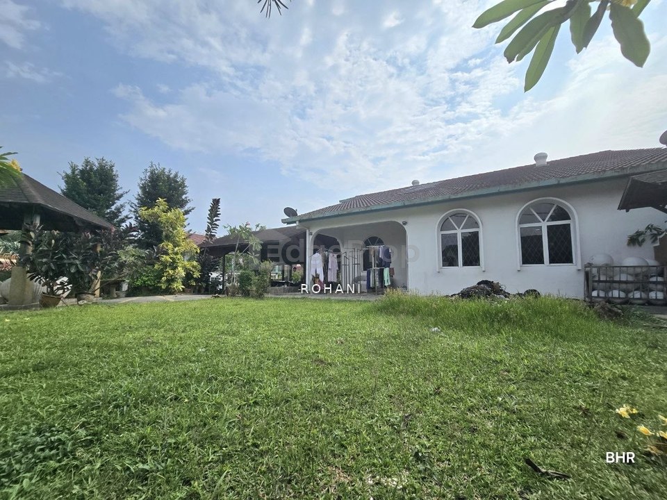 SEKSYEN 3, BANDAR BARU BANGI, SELANGOR, CORNER LOT 1.5 STOREY BUNGALOW HOUSE, FOR SALE  , Selangor, Bangi