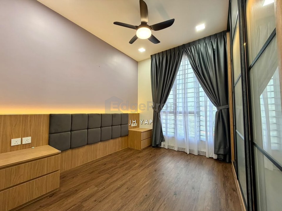 Best Deal In Market Corner Lot / Full Loan is Ok / Renovated / 2 Car Park / Ez Access to CIQ, Johor, Johor Bahru