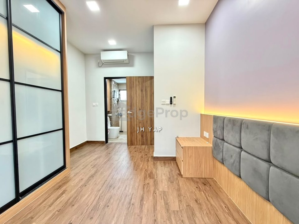 Best Deal In Market Corner Lot / Full Loan is Ok / Renovated / 2 Car Park / Ez Access to CIQ, Johor, Johor Bahru