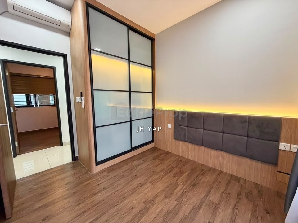 Best Deal In Market Corner Lot / Full Loan is Ok / Renovated / 2 Car Park / Ez Access to CIQ, Johor, Johor Bahru