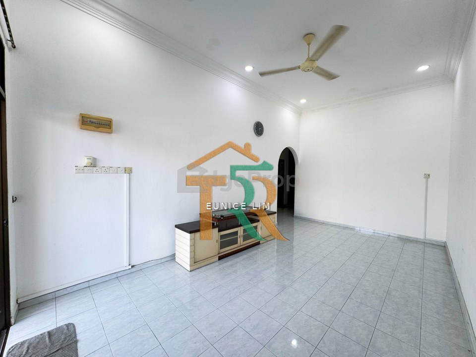 Stratrgic Location Partially Furnished Single Storey Terrace Taman Sri Treh For Rent, Johor, Muar