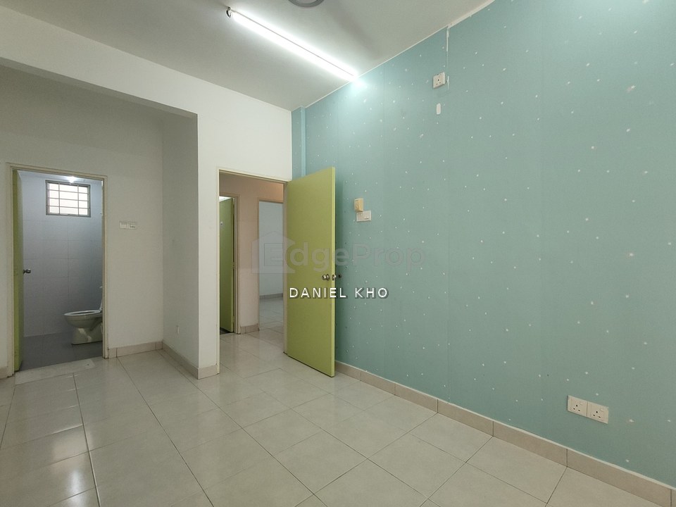 Renovated kitchen cabinet ground floor unit apartment nearby Lrt station ( Johan Setia ) , Selangor, Klang