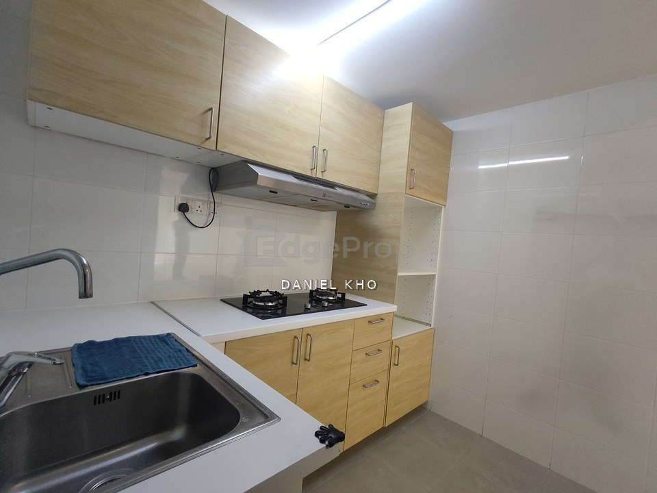 Renovated kitchen cabinet ground floor unit apartment nearby Lrt station ( Johan Setia ) , Selangor, Klang