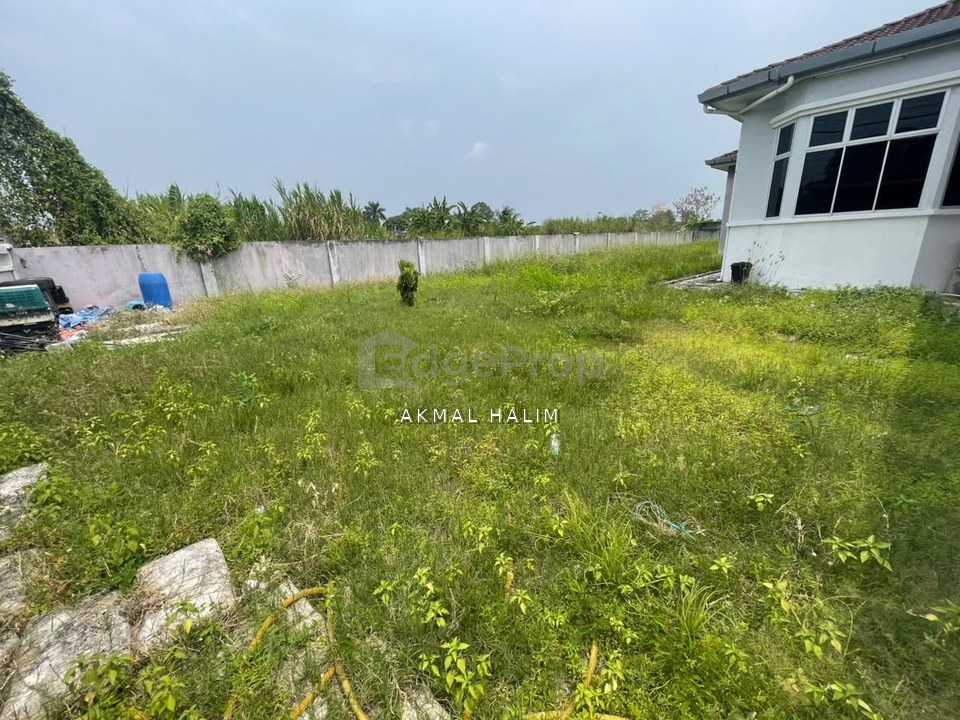 Sabak Bernam,single storey semi detached house with very spacious land area,near main road., Selangor, Sabak Bernam