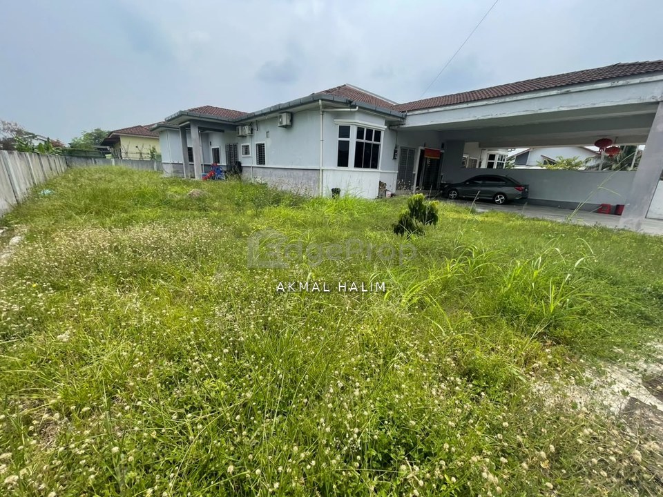 Sabak Bernam,single storey semi detached house with very spacious land area,near main road., Selangor, Sabak Bernam