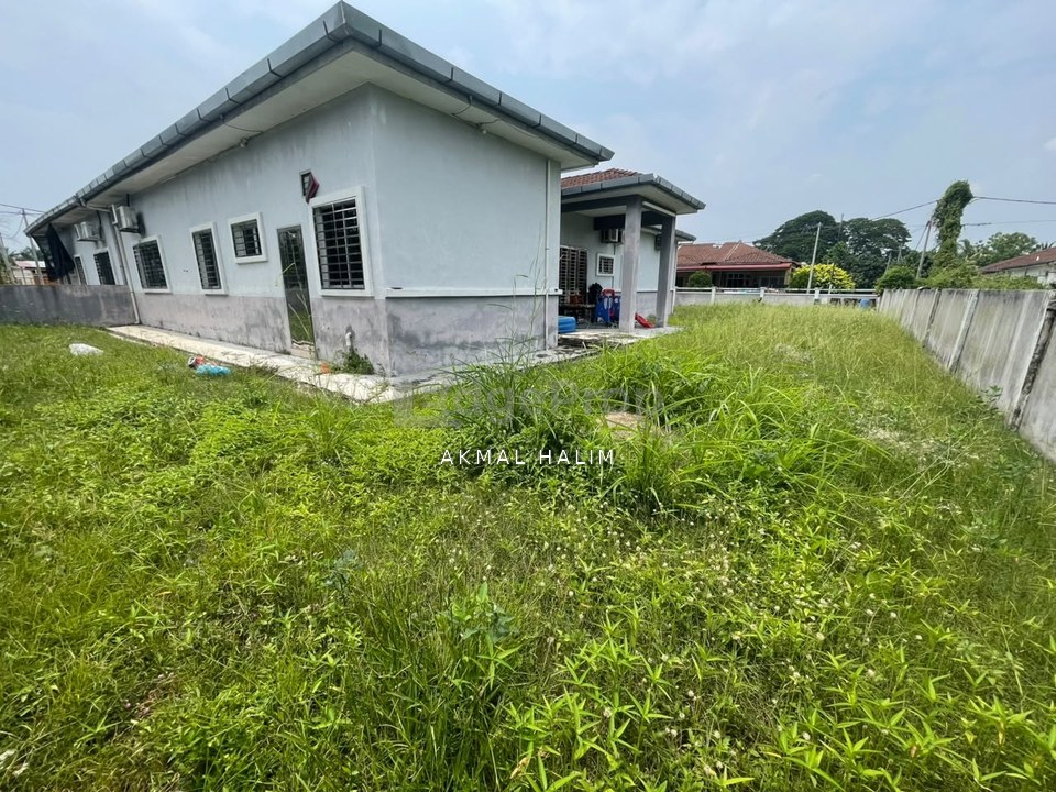 Sabak Bernam,single storey semi detached house with very spacious land area,near main road., Selangor, Sabak Bernam