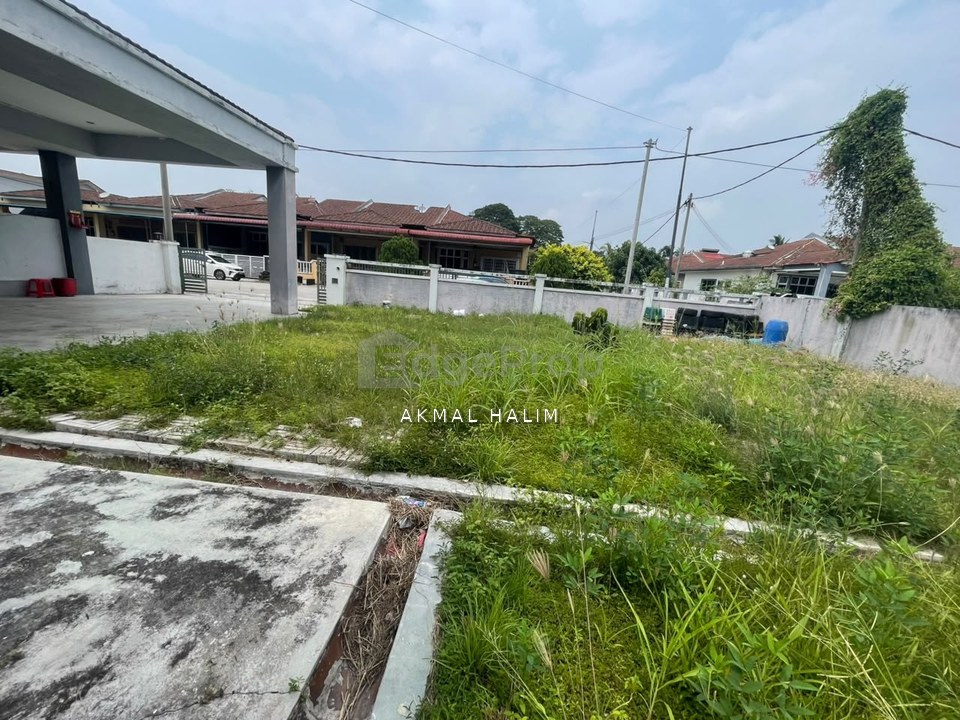 Sabak Bernam,single storey semi detached house with very spacious land area,near main road., Selangor, Sabak Bernam