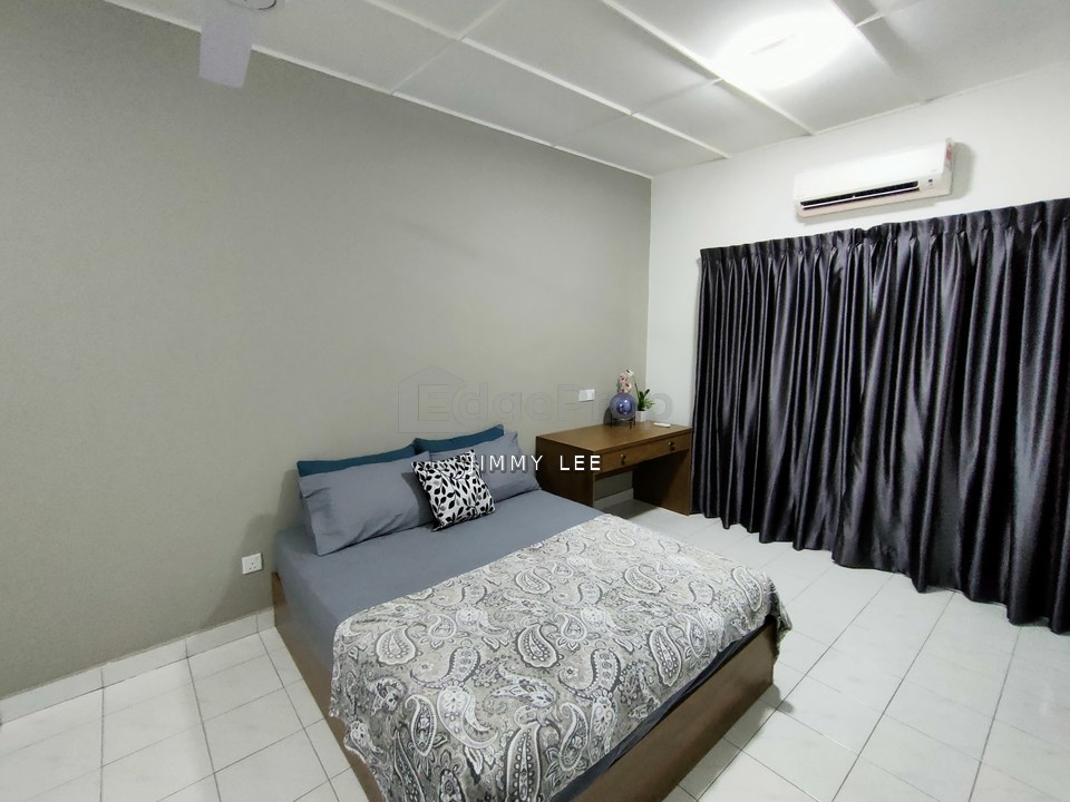 Pj - SS2 - Next to 3 Damansara Mall & 20 min walk to TTDI MRT -Come with Air Con, Selangor, Petaling Jaya