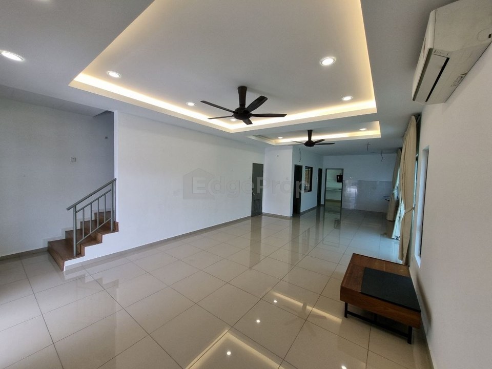 ENDLOT 30' x 74.5'🔥 FREEHOLD ✅ 2-Storey Terrace Taman Semarang Intan, Dengkil , Selangor, Dengkil