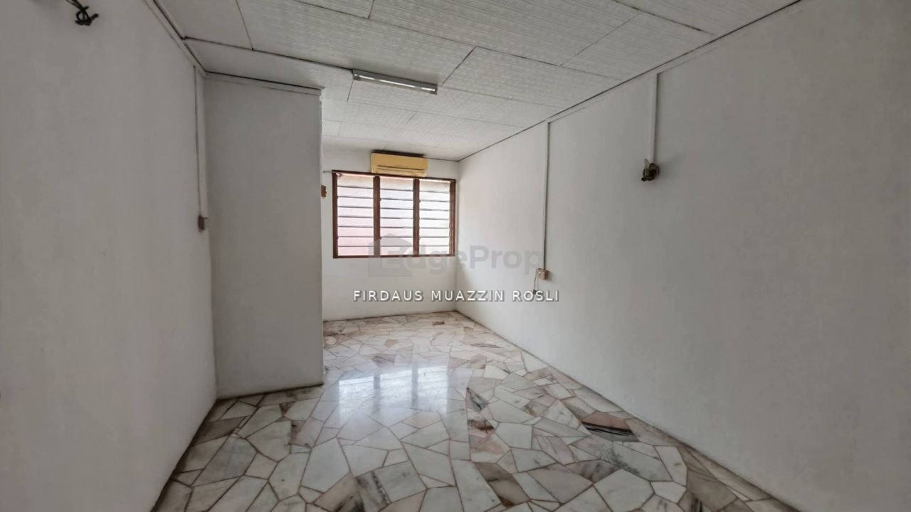 Taman Kluang Barat Kluang For Sale | Non Bumi Lot | Renovated Unit , Johor, Kluang
