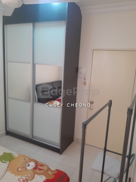 Koi Tropika Condo Medium Rooms - furnished with WiFi and build in cabinet spacious, Selangor, Bandar Puteri Puchong