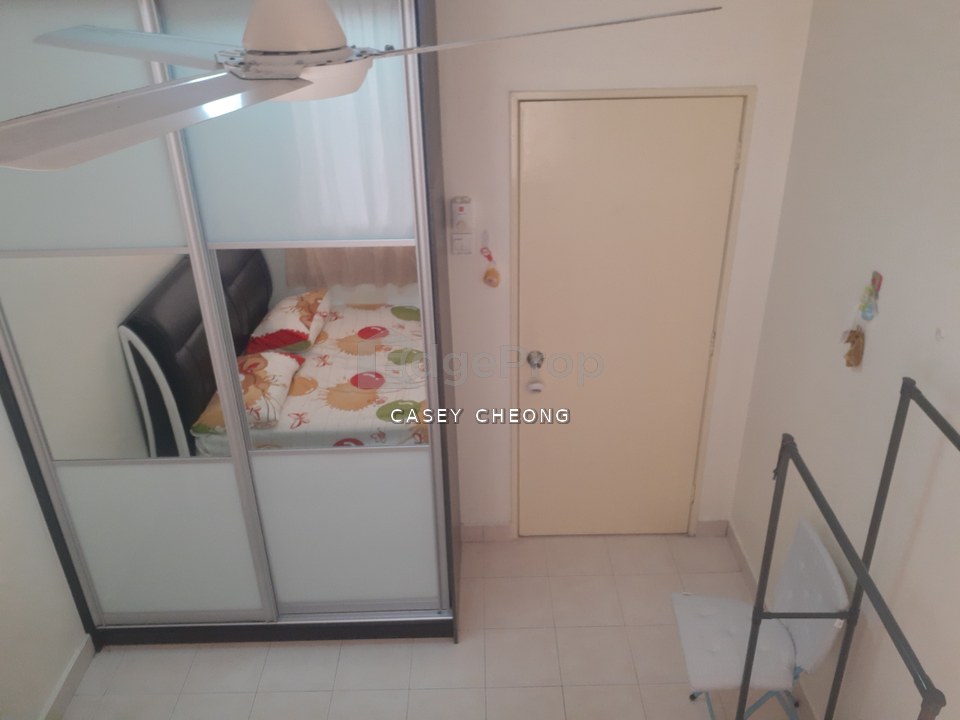 Koi Tropika Condo Medium Rooms - furnished with WiFi and build in cabinet spacious, Selangor, Bandar Puteri Puchong