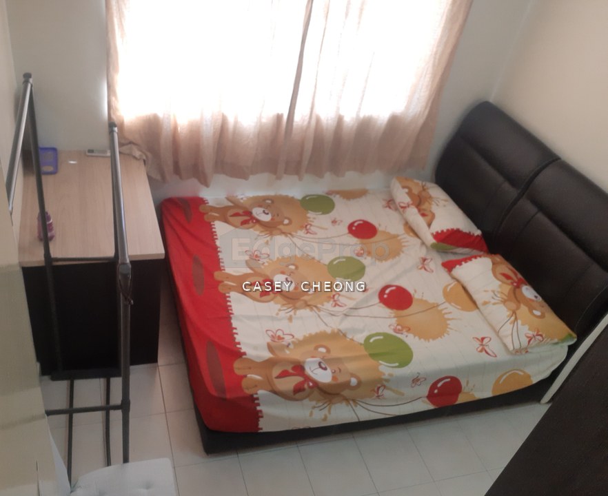 Koi Tropika Condo Medium Rooms - furnished with WiFi and build in cabinet spacious, Selangor, Bandar Puteri Puchong