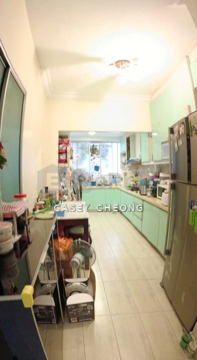 Koi Tropika Condo Medium Rooms - furnished with WiFi and build in cabinet spacious, Selangor, Bandar Puteri Puchong