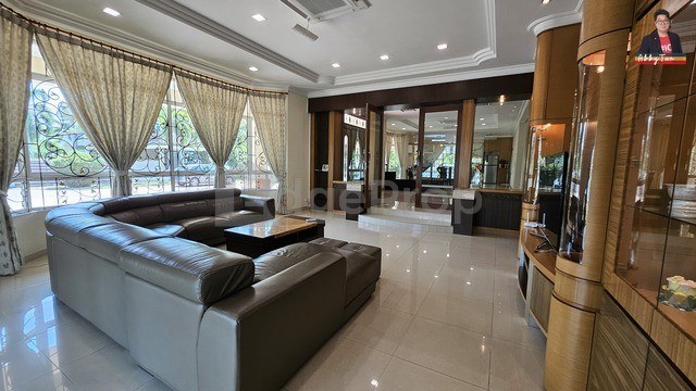 Prestige Bungalow in Kolombong | Big Land 18,038 sqft, Private Family Living