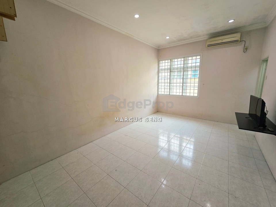First Garden Double Storey Corner House For Sale/ Selling Below Bank Value/ Huge Private Garden/ Walking Distance To GP/ 5 Bedrooms/ Extended/Renovate, Perak, Ipoh