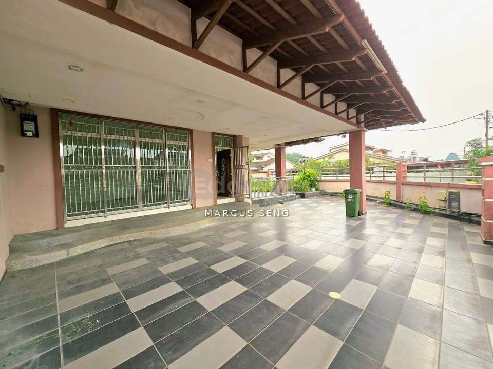 First Garden Double Storey Corner House For Sale/ Selling Below Bank Value/ Huge Private Garden/ Walking Distance To GP/ 5 Bedrooms/ Extended/Renovate, Perak, Ipoh
