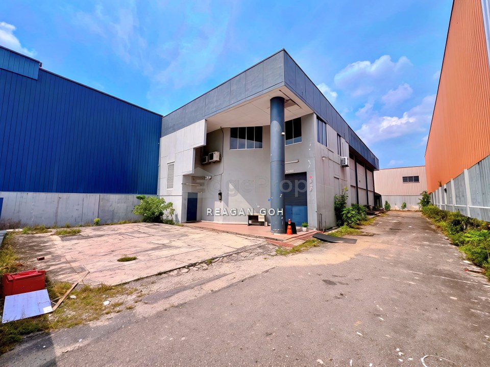 For Rent: 1.5 Storey Semi-D Factory