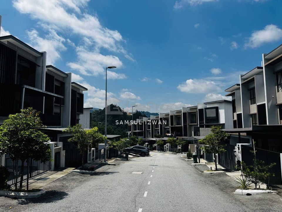 Corner Lot 3 Storey Terrace Taman Ukay Bistari Nassim Heights Ampang Selangor, Kuala Lumpur, Ampang