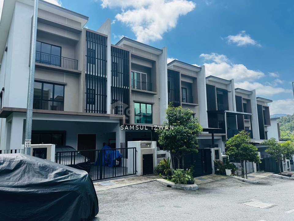 Corner Lot 3 Storey Terrace Taman Ukay Bistari Nassim Heights Ampang Selangor, Kuala Lumpur, Ampang